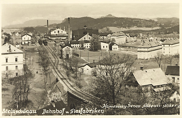 Tato pohlednice zachycuje dolní nádraží s objekty sklářských hutí bratří Jílků (vpředu) a Adolfa Rückla (v pozadí).