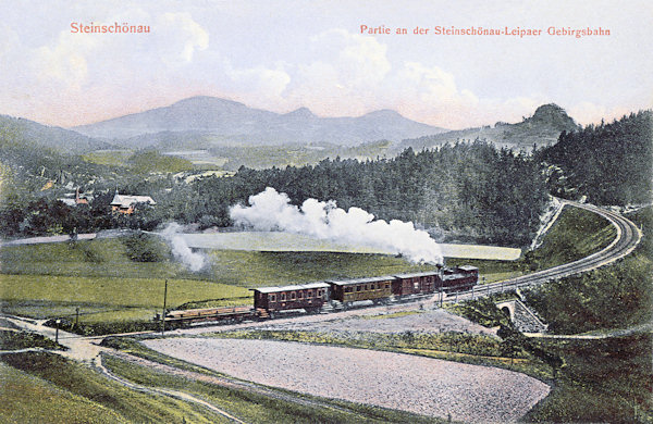 Pohlednice z roku 1910 zachycuje dnes již zrušenou horskou trať z Kamenického Šenova do České Lípy kousek za dolním nádražím. Vpravo vyčnívá výrazný vrchol Středního vrchu a za ním na obzoru jsou kopce v okolí Studence.