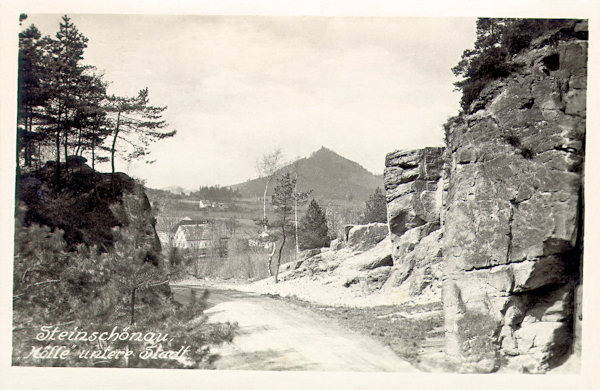 Na pohlednici z roku 1944 jsou pískovcové lomy u silnice z dolní části Kamenického Šenova do Dolního Prysku, na jejichž místě dnes stojí domky. V pozadí je Zámecký vrch u České Kamenice.