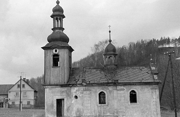 Tato fotografie z roku 1959 zachycuje kapli Nejsvětější Trojice v Dolním Šenově nedlouho před jejím zbořením.