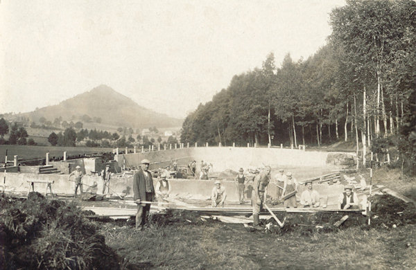 Tato pohlednice zachycuje výstavbu koupaliště v Dolním Šenově v letech 1931-1932.