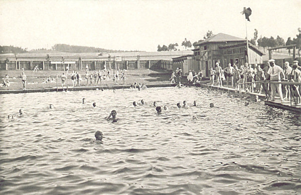 Tato pohlednice zachycuje bývalé koupaliště v Horním Šenově, vybudované v roce 1904.
