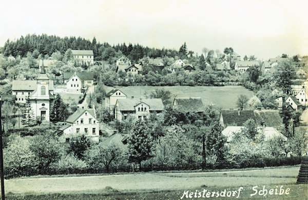 Na nedatované pohlednici je horní část Mistrovic, nazývaná dříve „Scheibe“, se starokatolickým kostelem, zbořeným v roce 1977.