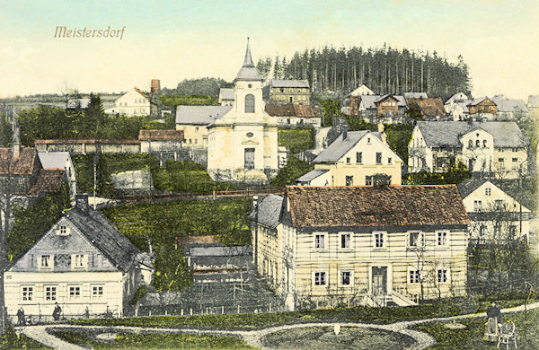 Tato pohlednice zachycuje část Mistrovic s bývalým starokatolickým kostelem někdy po roce 1907. Na návrší nad obcí už tehdy stálo jen provizorně zastřešené torzo zřícené rouzhledny Scheibenwarte.