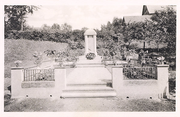 Na této pohlednici vidíme mistrovický pomník padlým z 1. světové války v jeho původní úpravě.