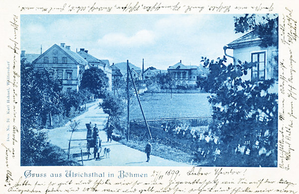 Tato pohlednice z roku 1899 zachycuje hlavní ulici do Kamenického Šenova od dnešní pošty.