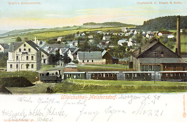 Na této pohlednici vidíme část obce u nádraží s bývalým Eiseltovým hostincem (vlevo) a dnes již zbořenou sklárnou Clemense Rasche (vpravo).