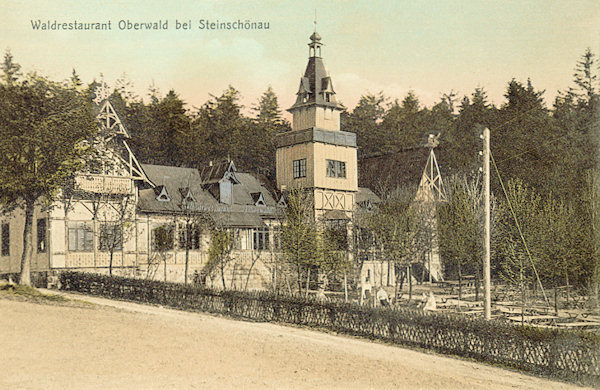 Tato pohlednice honosné restaurace Oberwald je z roku 1913. O dva roky později celý objekt vyhořel.
