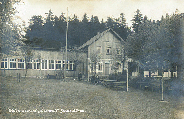 Tato pohlednice ze 30. let 20. století zachycuje restauraci Oberwald u Kamenického Šenova, znovu postavenou v méně honosné podobě po požáru v roce 1915. I tato budova ale po druhé světové válce vyhořela.