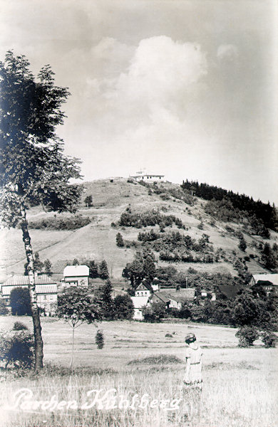 A picture postcard from 1932 showing the Vyhlídka hill with the inn „Kühlbergbaude“ and the houses of Prácheň standing on the foot of the hill.