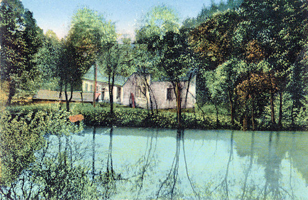 Diese Ansichtskarte zeigt die ehemalige, an einem nach Okrouhlá (Schaiba) fliessenden Bächlein stehende Mühle im Ortsteil Freudenthal.