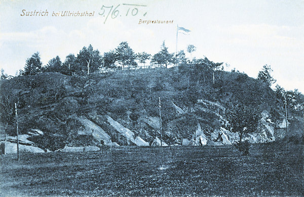 Na pohlednici z roku 1910 je skalnaté návrší Rozsocha nad Novým Oldřichovem, na jehož vrcholu tehdy stál letní hostinec s vyhlídkovou terasou.