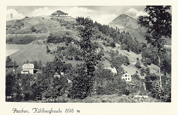Na pohlednici z roku 1938 vidíme kdysi proslavený vrch Vyhlídka u Práchně s bývalým hostincem Kühlbergbaude na vrcholu. Vlevo od něj je dobře patrný vysoký kamenný pomník padlým z 1. světové války. V údolí pod kopcem jsou domky Práchně a vlevo na obzoru je hora Klíč.
