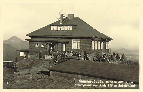 Pohlednice z roku 1939 zobrazuje bývalý hostinec Kühlbergbaude na vrcholu Vyhlídky u Práchně. V pozadí vlevo je hora Klíč.
