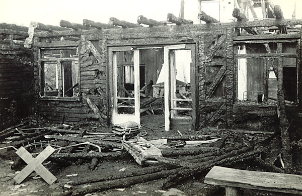 Fotografie pozůstatků hostince na Vyhlídce u Práchně po ničivém požáru 1. srpna 1979.