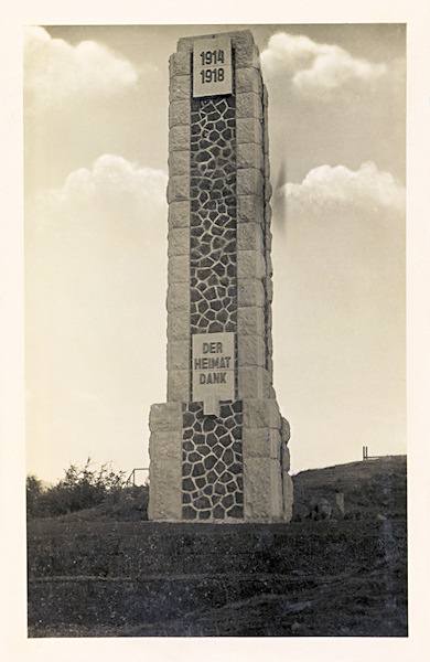 Tento mohutný památník padlým z 1. světové války se pod vrcholem Vyhlídky dochoval dodnes, pouze nápisy na něm chybí.