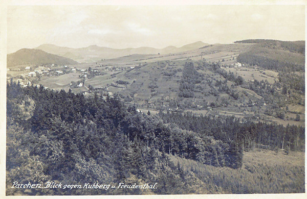 Tato pohlednice zachycuje Vyhlídku z nedaleké České skály. Vlevo je vidět Prácheň s Šenovským vrchem a na obzoru horský hřeben se Studencem (vlevo) a Javorem (vpravo).