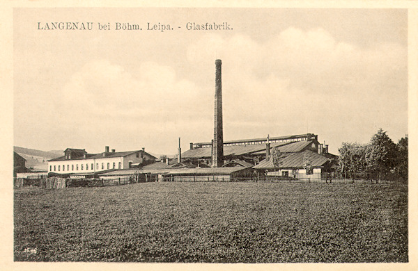Na této pohlednici vidíme sklářskou huť u nádraží, postavenou Antonínem Rücklem v roce 1893.