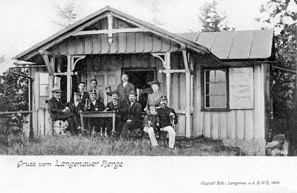 Na pohlednici z roku 1906 je původní chata na Skalickém vrchu, zničená požárem v roce 1927.