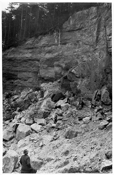 Tato fotografie zachycuje mohutný skalní sesuv, kterým byla 4. ledna 1932 zavalena většina vchodů do podzemních lomů pod Skalickým vrchem.