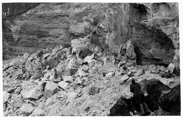Tato fotografie zachycuje mohutný skalní sesuv, kterým byla 4. ledna 1932 zavalena většina vchodů do podzemních lomů pod Skalickým vrchem.
