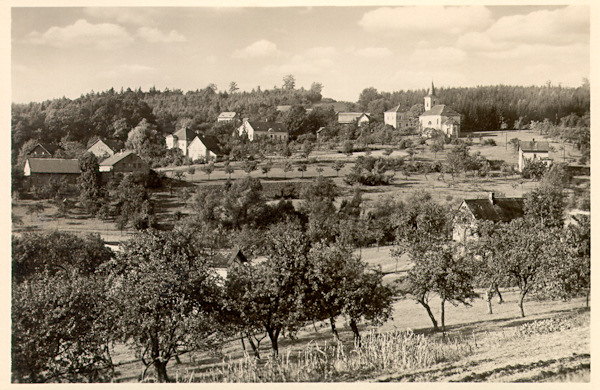 Na pohlednici z roku 1959 je dolní část Slunečné s kostelem Nanebevzetí Panny Marie.
