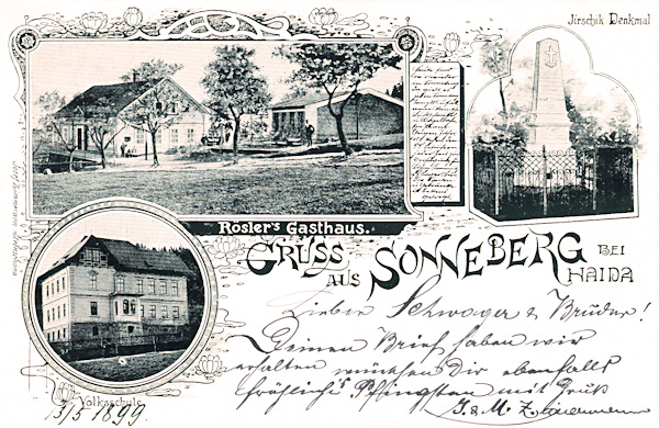 Na kopii pohlednice z roku 1899 vidíme bývalý Röslerův hostinec, památník Josefa Jirschika v původní podobě (vpravo) a budovu školy (vlevo dole).