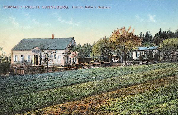 Tato pohlednice představuje hostinec Heinricha Rösslera, stojící poblíž kostela.
