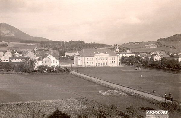 This picture postcard shows the building of the new Theatre from 1926. On the right side behind it we see the chapel of the Holy Ghost, on the plain before the theatre now there is the bus station.