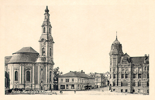 On this picture postcard from the 30s of the 20th century the southern side of the town square with the church Assumption of the Virgin and the monumental building of the savings bank is shown. Between them there is the former Post street with the restaurant „Zur Post“ in the foreground.