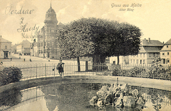 On this picture postcard from approximately 1910 we see the small pond which then existing in the small park in the northern part of the town square. In the background there is the building of the savings bank on the corner of the then Post street.