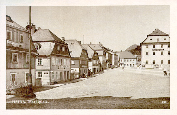 This picture postcard shows the houses on the western side of the town square. On the right side stands the former seignorial granary which in 1821 had been adapted to meet the requirements of the municipality which uses the building till today.