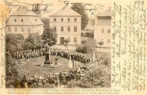 This picture postcard remembers the visit of the choral society of the students of the German university of Prague on July 22, 1902 on the occasion of laying wreaths at the monument of Emperor Joseph II. in the park at the town square.