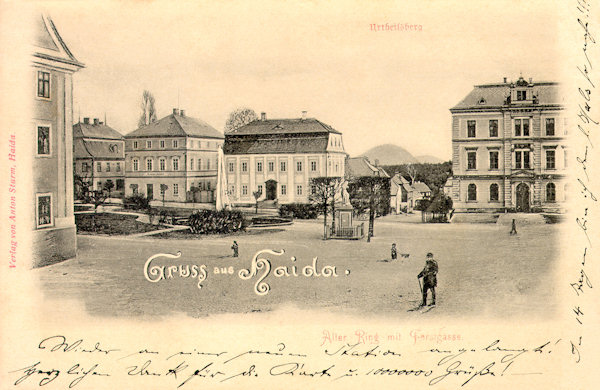 Na pohlednici z konce 19. století vidíme střed náměstí s dnešní Kalinovou ulicí (Forstgasse) uprostřed. Vpravo je část měšťanské školy a vlevo od ní empírová budova nynějšího sklářského muzea, kterou dal v roce 1804 postavit obchodník Jan Kryštof Socher.