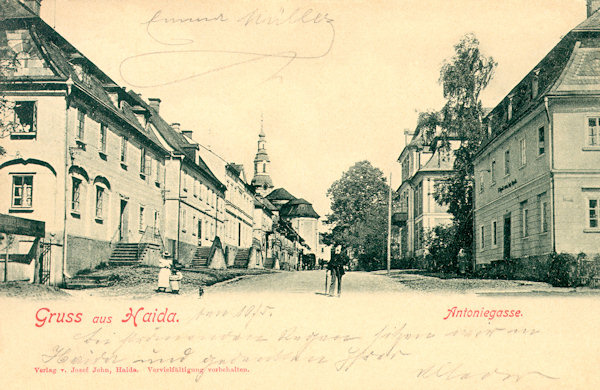This picture postcard from 1901 shows the imposing houses in the Antoniegasse street (now Sloupská ulice), in the background there is the church Assumption of the Virgin.