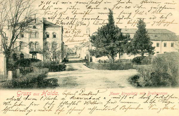 This picture postcard from the beginning of the 20th century shows the entering of the Palackého-ulice-street in the southern side of the Palackého-náměstí-square.