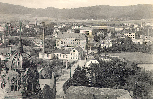 On this picture postcard from the 20s of the 20th century the western part of the town with the Dvořákova ulice-street is shown as seen from the tower of the church Assumption of the Virgin. In the foreground projects the cupola of the savings bank, in the centre there is the monumental house of the then hotel Zimmerhackel and on the horizon the picture is closed by the long crest with the height points Vyhlídka and Obrázek near Prácheň.