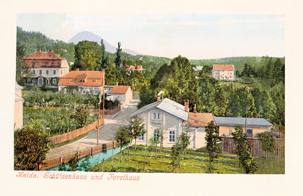 On this picture postcard we see the original house of the shooting range in the former Schützengasse (today named Křižíkova ulice). In the background on the left there is the former gamekeepers lodge, over the horizont rises the Klíč-hill.
