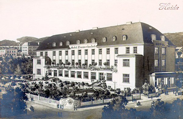 Na této pohlednici vidíme Grandhotel Rudolfa Zimmerhackela v dnešní Dvořákově ulici, slavnostně otevřený 9. ledna 1927.