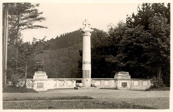 This picture postcard from the time between the World Wars records the memorial to soldiers killed in the World War One which was erected 1923 in the entrance area of the woodland cemetery. The memorial is standing here till presentays, only after 1945 the Cross of Iron on its peak had been removed.