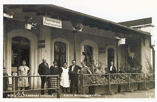 This picture postcard from 1930 shows the restaurant in the railway station of Nový Bor.