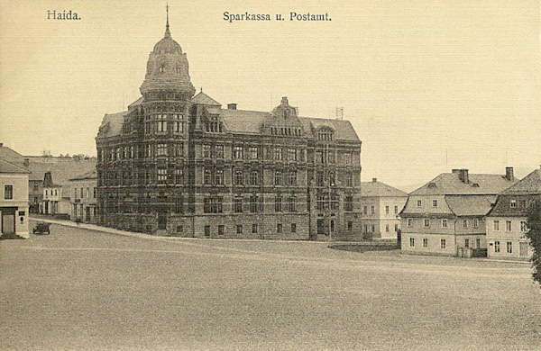 On this picture postcard you see the soutwestern corner of the market place with the monumental Art-Noueau building of the postoffice and the savings bank opened in summer 1904. In the thirties the decorative cupola of the tower had to be taken down.