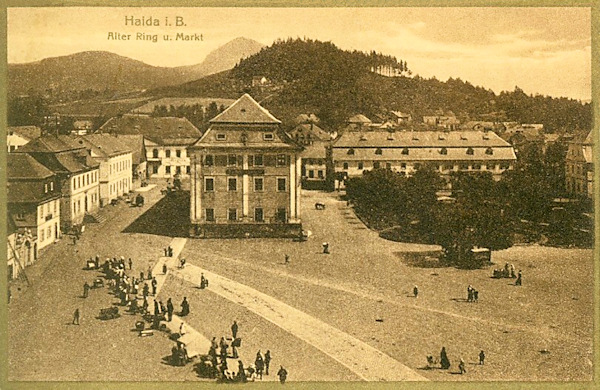 On this picture postcard from 1926 we see the building of the municipality and the park in the northern part of the town square.