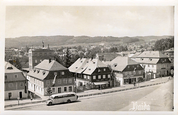 This picture postcard from 1940 shows the houses on the west front of the market place. Behind them rises the now no more existing house of Karl Grossmann's glass export company.