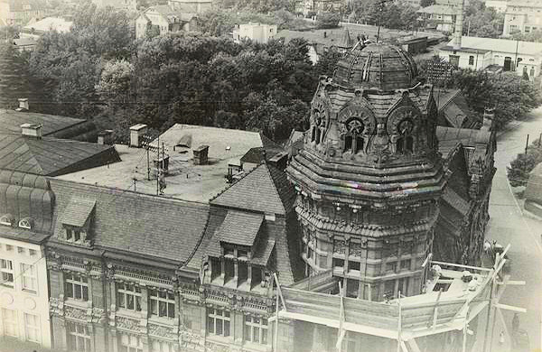 This foto from the thirties of the 20th century shows the taking down of the decorative cupola from the building of the savings bank.