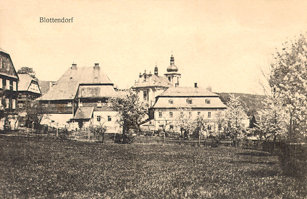 On this picture postcard we see the Church of the Holy Trinity, which partially is hidden by a house which at present not more exists. On the left side there is the building of the former presbytery.