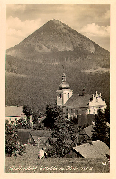 Na této pohlednici vidíme kostel Nejsvětější Trojice s horou Klíč v pozadí.