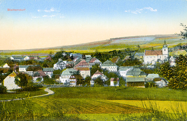 Diese Ansichtskarte zeigt den oberen Teil von Polevsko (Blottendorf) im Blick von der Wiese an Jankes Kreuz.