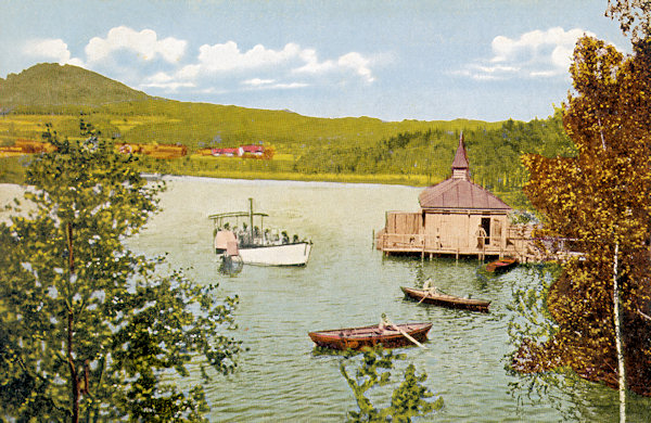 Na pohlednici z roku 1924 je Radvanecký rybník s koupalištěm, který byl tehdy romanticky označován jako Vlaštovčí jezero. V pozadí je vrch Strážný.