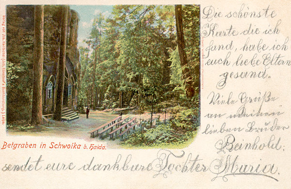 Na pohlednici z roku 1900 je upravené prostranství s lavicemi před skalní kaplí v Modlivém dolu. V minulosti sem směřovala procesí poutníků z širokého okolí.
